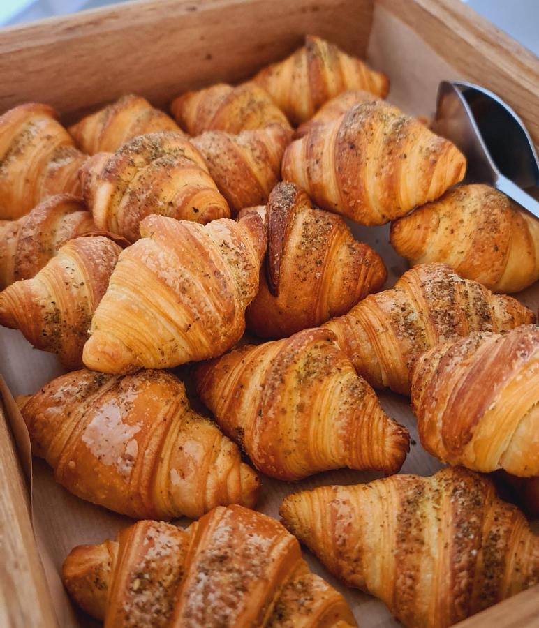 Royal M Al Aqah Beach Resort By Gewan Esterno foto Croissants